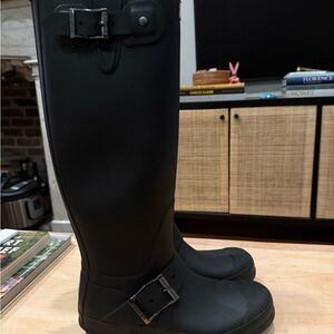 Hunter Black moto style rain/snow boot, 8.5